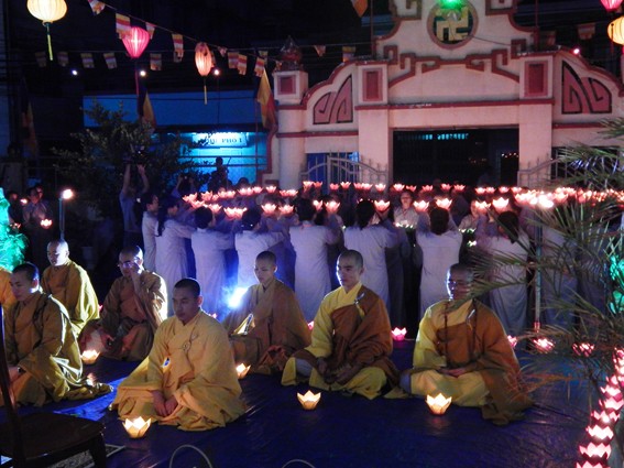 Bình Thuận: Hoa đăng mừng khánh đản Đức Quán Âm ảnh 4 7- Le hoi Hoa dang.jpg