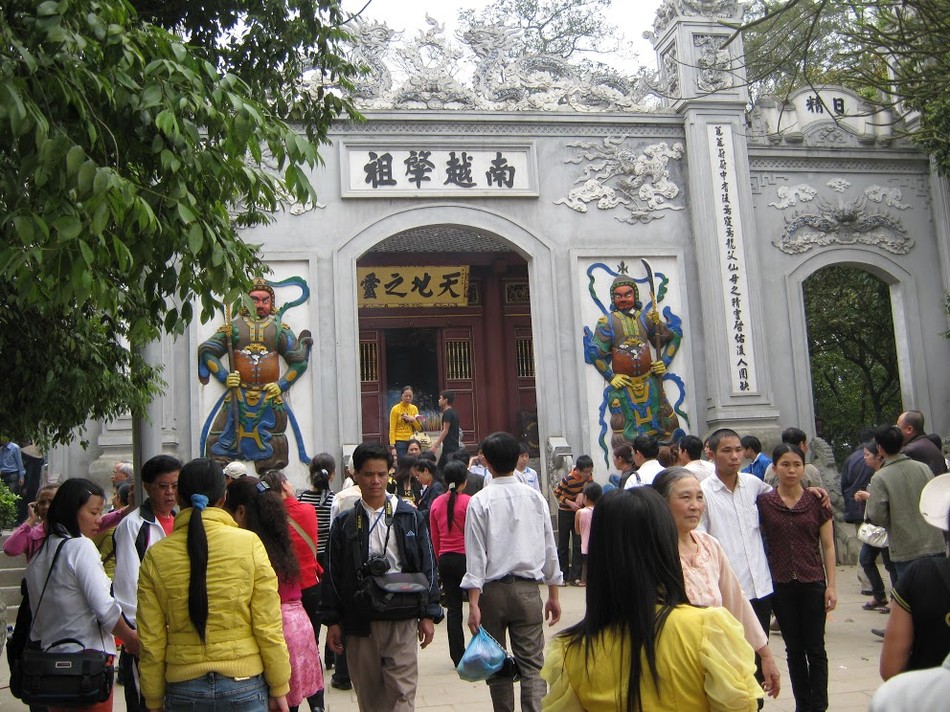 Du khách hành hương về giỗ tổ Hùng Vương den hung 3.jpg