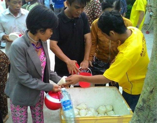 Quảng Nam: Chùa Phước Minh phát cháo, sữa từ thiện ảnh 1 sua.jpg