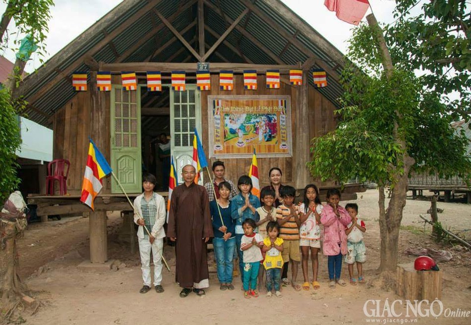 Buôn làng hân hoan đón mừng Phật đản ảnh 10 h10.jpg
