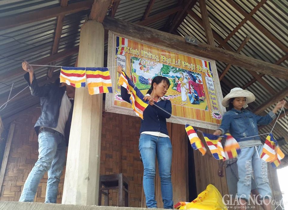 Buôn làng hân hoan đón mừng Phật đản ảnh 3 h3.jpg