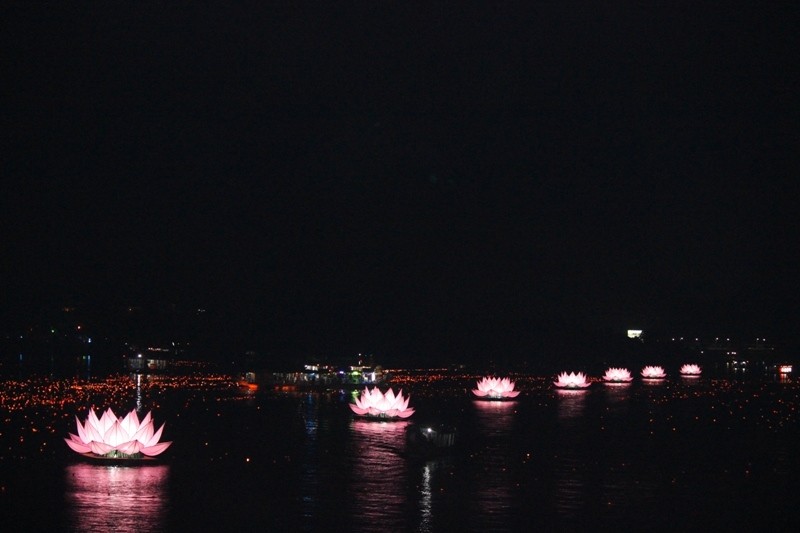 TT-Huế: Lễ thắp sáng bảy hoa sen trên sông Hương ảnh 3 tthue4.jpg