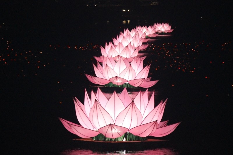 TT-Huế: Lễ thắp sáng bảy hoa sen trên sông Hương ảnh 4 tthue5.jpg