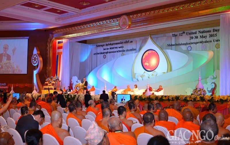 Công chúa Thái Lan dự Vesak, cúng dường chư Tăng ảnh 14 1 cchua02.jpg