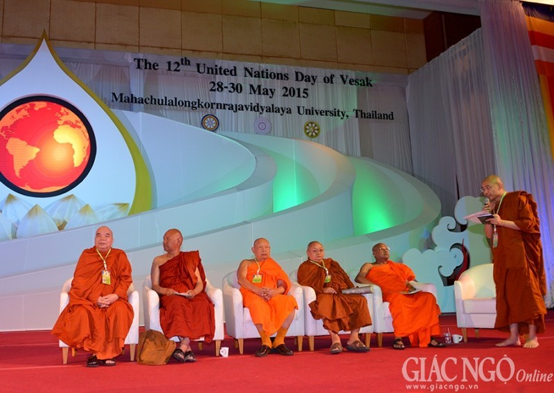 Công chúa Thái Lan dự Vesak, cúng dường chư Tăng ảnh 11 1 cchua04.jpg