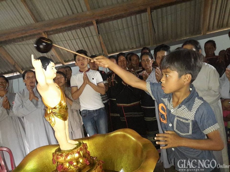 Xúc động lễ tắm Phật của đồng bào Ê-đê ảnh 7 dlak03.jpg