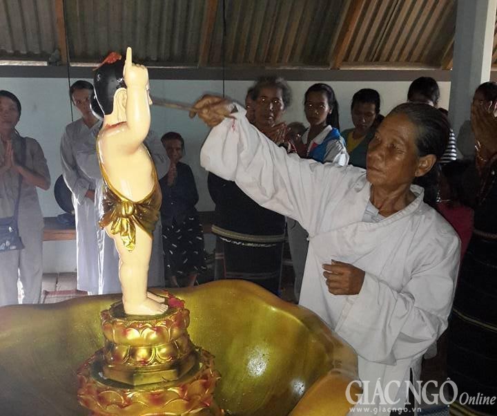 Xúc động lễ tắm Phật của đồng bào Ê-đê ảnh 5 dlak04.jpg