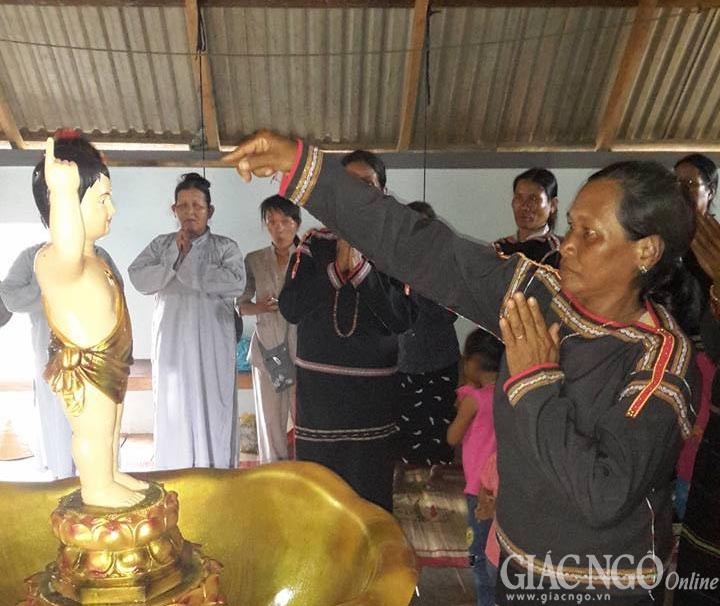 Xúc động lễ tắm Phật của đồng bào Ê-đê ảnh 4 dlak13.jpg