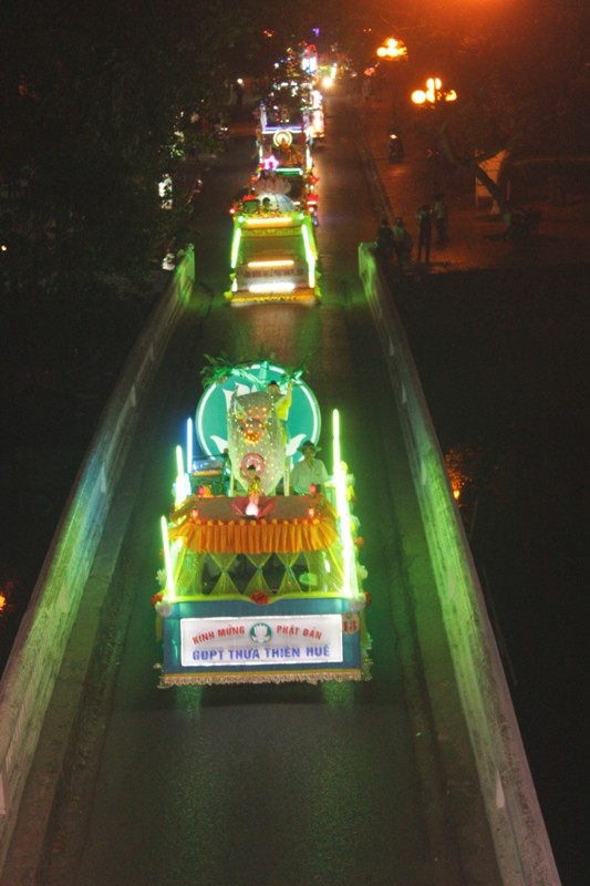 TT-Huế: Đêm diễu hành xe hoa cúng dường Phật đản ảnh 5 tthue2.jpg