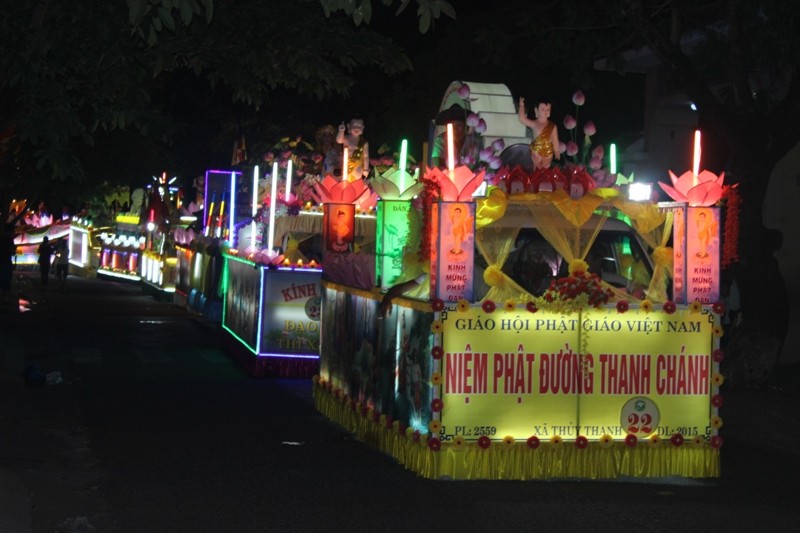 TT-Huế: Đêm diễu hành xe hoa cúng dường Phật đản ảnh 8 tthue5.jpg