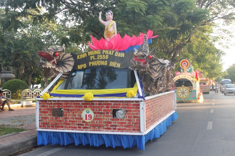 TT-Huế: Đêm diễu hành xe hoa cúng dường Phật đản ảnh 3 tthue6.jpg