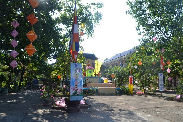 Góc sân trường Học viện với lễ đài Phật đản trang nghiêm - Ảnh: Hương Yên DSC_0135.jpg