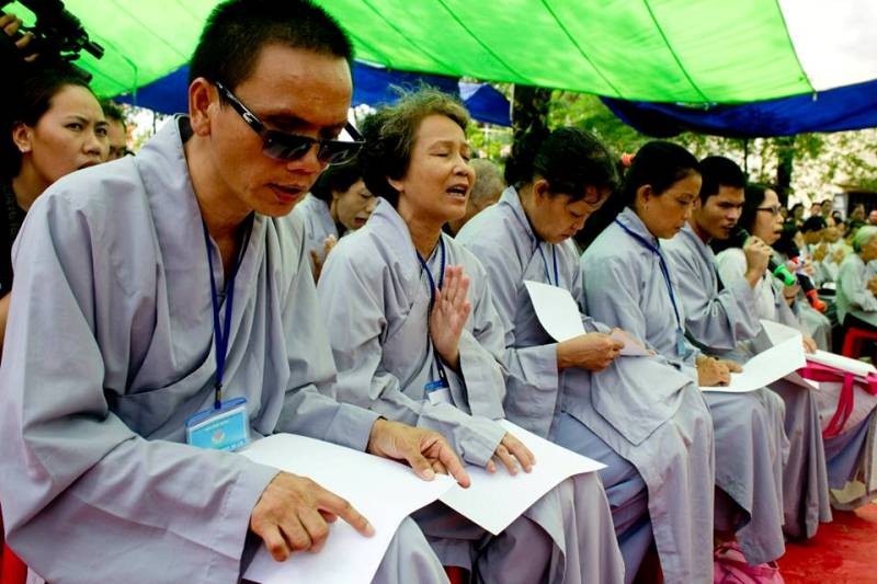 Xúc động với Phật tử khiếm thị tắm Phật ảnh 2 a pt kt5.jpg