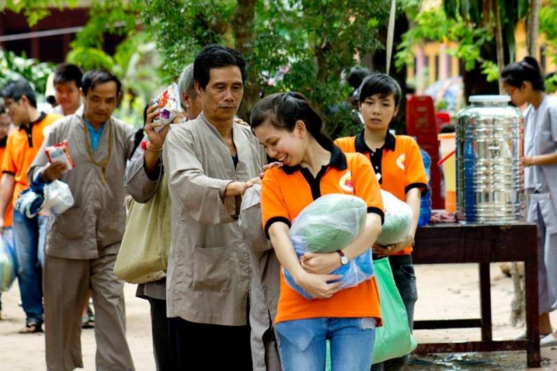 Xúc động với Phật tử khiếm thị tắm Phật ảnh 6 a pt kt6.jpg