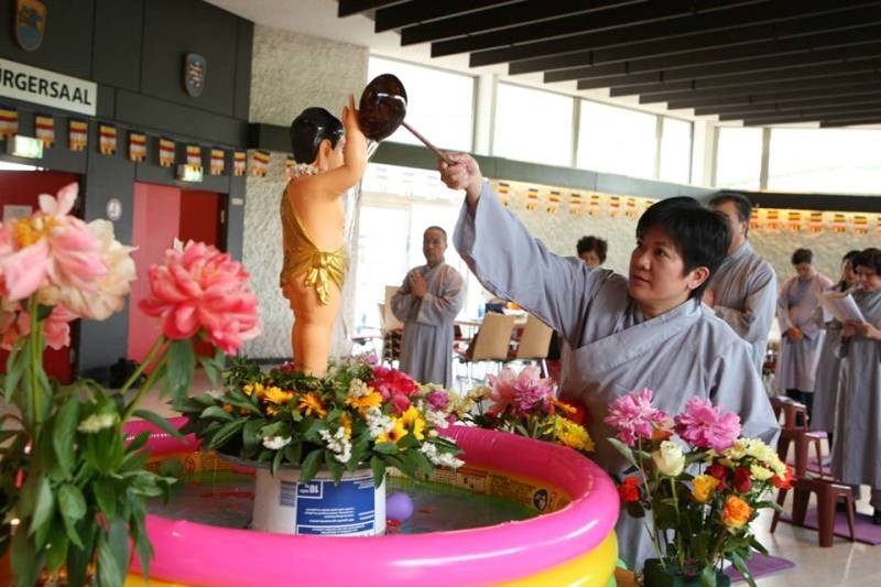 Phật tử Việt tại Đức tổ chức kính mừng Phật đản ảnh 3 2D.jpg