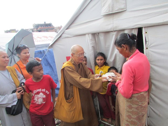 Đoàn Phật giáo VN tặng quà thêm 6 điểm ở Nepal ảnh 3 ngo dung 2.jpg