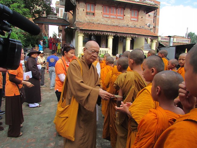 Đoàn Phật giáo VN tặng quà thêm 6 điểm ở Nepal ảnh 5 ngo dung 5.jpg