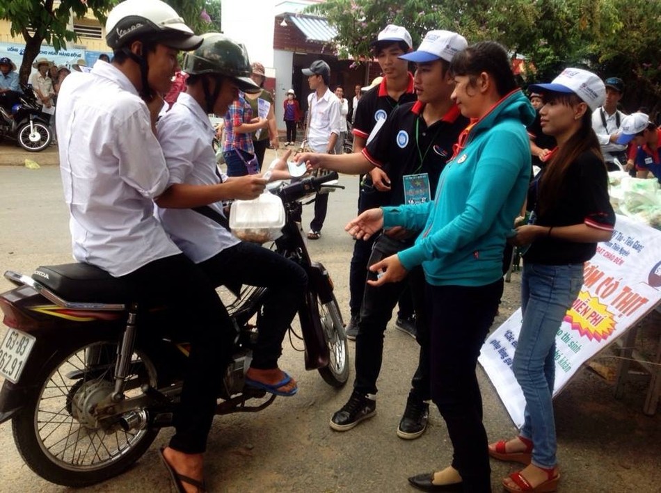 Tiền Giang: 10.000 suất cơm tặng sĩ tử ảnh 1 My tho.jpg