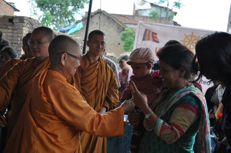 Phật giáo Khất sĩ tại hải ngoại cứu trợ ở Nepal ảnh 2 ksi2.jpg