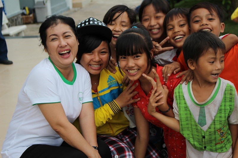 Hoa hậu Diễm Hương, nghệ sĩ Thanh Thuỷ làm từ thiện ảnh 3 Edna tu thien 7.jpg