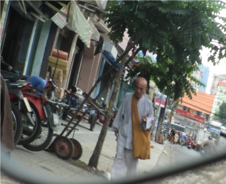 Phóng sự ảnh: Theo chân sư giả khất thực phi pháp ảnh 10 10KT.jpg