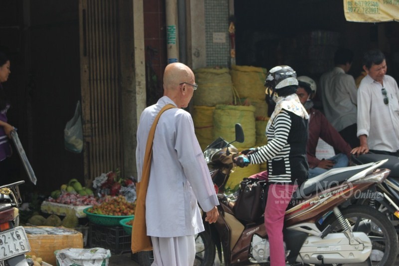 Phóng sự ảnh: Theo chân sư giả khất thực phi pháp ảnh 11 11KT.jpg