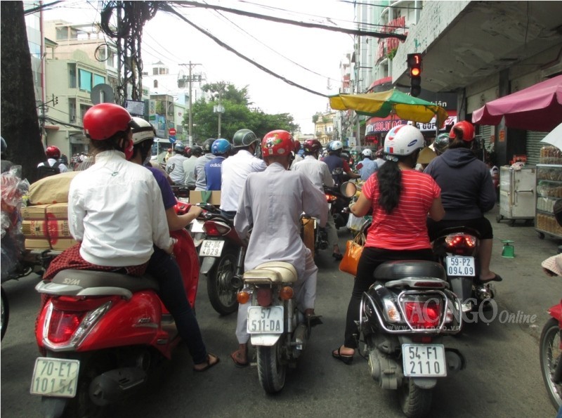 Phóng sự ảnh: Theo chân sư giả khất thực phi pháp ảnh 12 12KT.jpg