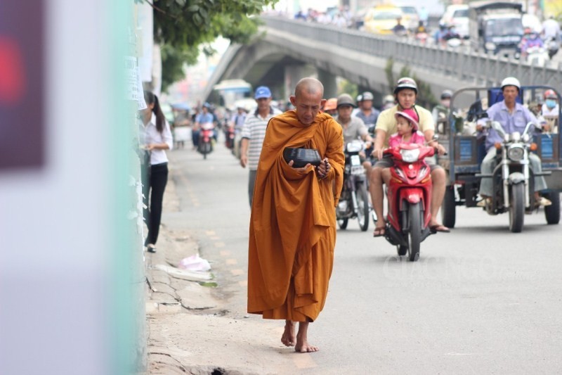 Phóng sự ảnh: Theo chân sư giả khất thực phi pháp ảnh 14 14KT.jpg