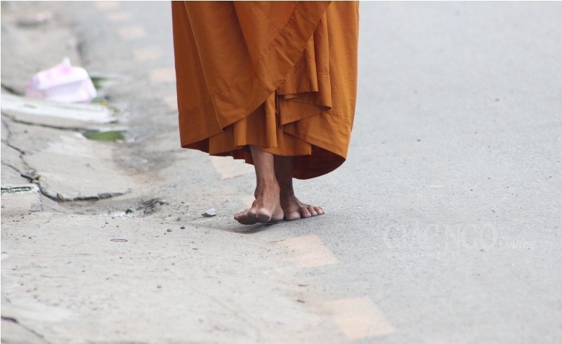 Phóng sự ảnh: Theo chân sư giả khất thực phi pháp ảnh 15 15KT.jpg