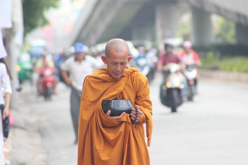 Phóng sự ảnh: Theo chân sư giả khất thực phi pháp ảnh 16 16KT.jpg