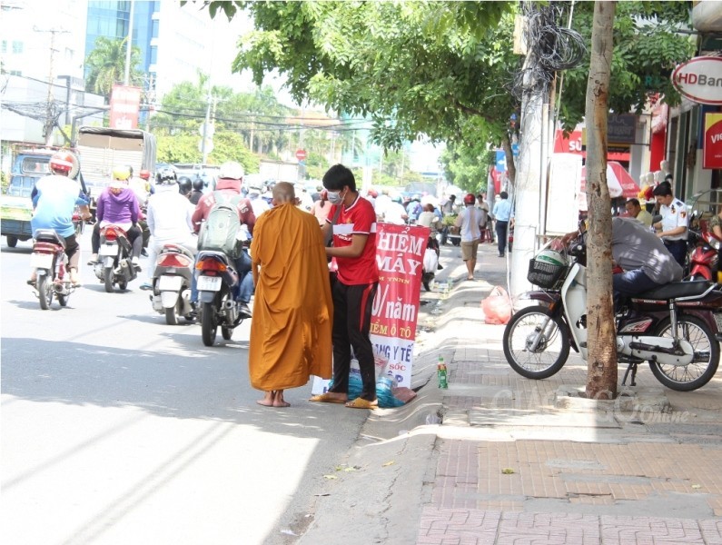 Phóng sự ảnh: Theo chân sư giả khất thực phi pháp ảnh 17 17KT.jpg