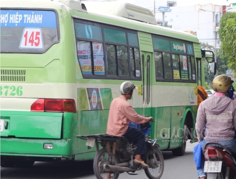 Phóng sự ảnh: Theo chân sư giả khất thực phi pháp ảnh 18 18KT.jpg