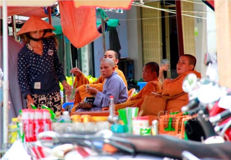 Phóng sự ảnh: Theo chân sư giả khất thực phi pháp ảnh 24 23KT.jpg