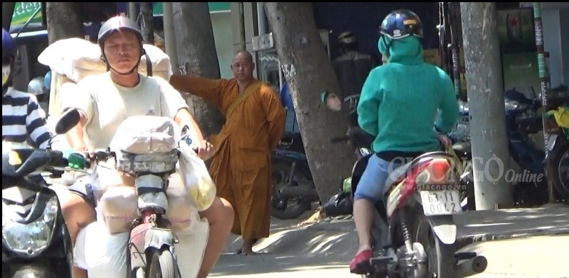 Phóng sự ảnh: Theo chân sư giả khất thực phi pháp ảnh 4 4KT.jpg