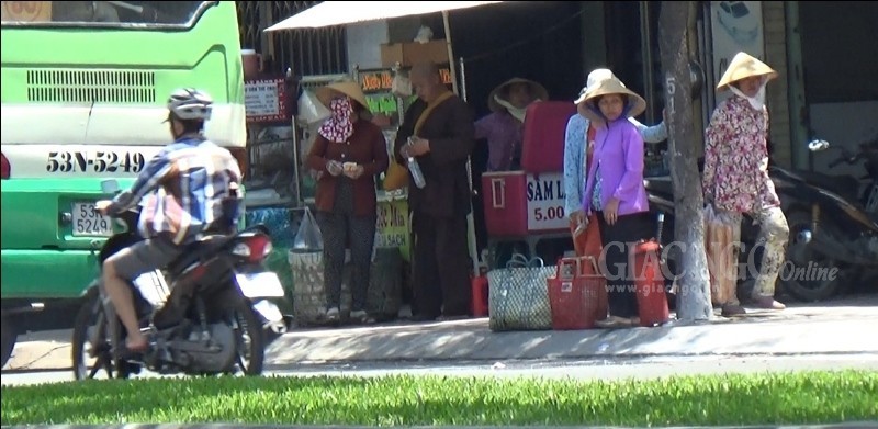 Phóng sự ảnh: Theo chân sư giả khất thực phi pháp ảnh 5 5KT.jpg