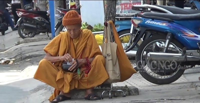 Phóng sự ảnh: Theo chân sư giả khất thực phi pháp ảnh 6 6KT.jpg