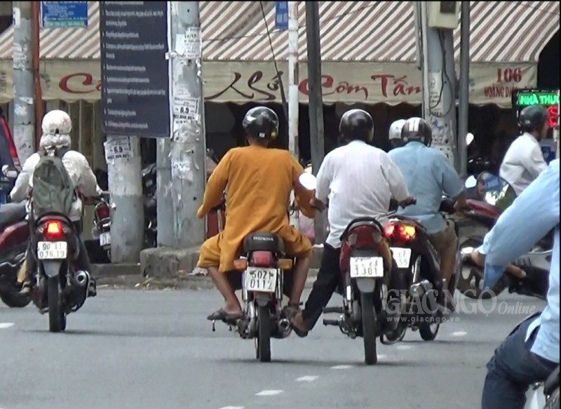 Phóng sự ảnh: Theo chân sư giả khất thực phi pháp ảnh 8 8KT.jpg