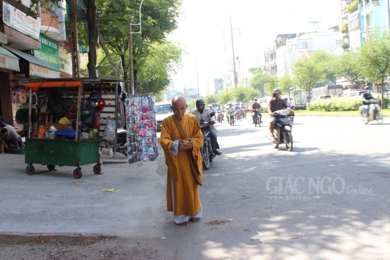 Phóng sự ảnh: Theo chân sư giả khất thực phi pháp ảnh 9 9KT.jpg