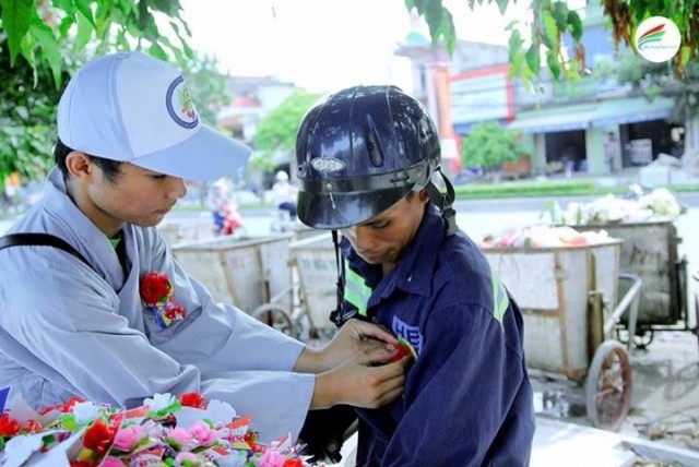 Thanh Hóa: "Hoa hồng xuống phố" mùa Vu lan ảnh 2 xpho 1.jpg