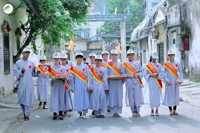 Thanh Hóa: "Hoa hồng xuống phố" mùa Vu lan ảnh 5 xpho 4.jpg