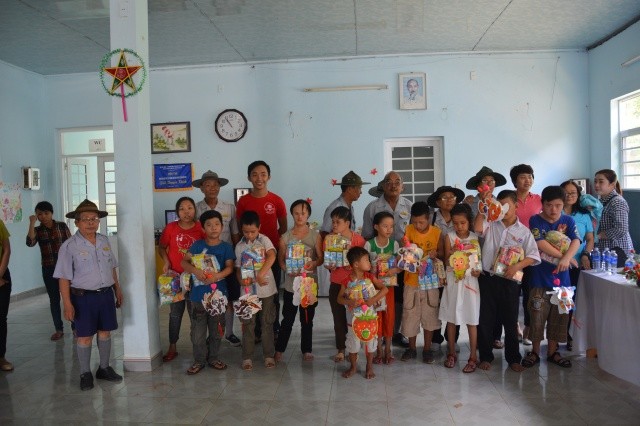 Thêm các đơn vị tổ chức và tặng quà Trung thu ảnh 4 trung thu 4.jpg