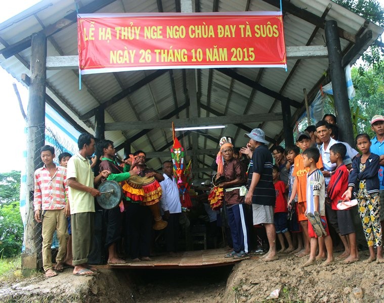 ht2-doi trong chhay yam trong buoi le.JPG