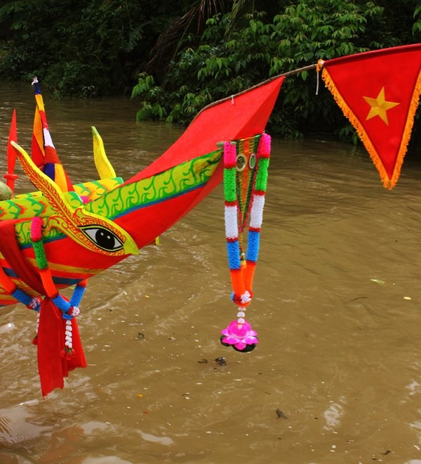 ht5-Can canh dau ghe ngo trong ngay ha thuy.JPG