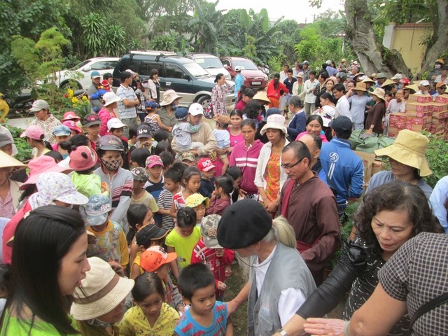 Nhà chùa và nhóm từ thiện tặng quà Tết ảnh 1 3.jpg