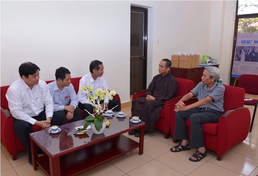 BanTon giao TPHCM chuc Tet BGN (1).JPG