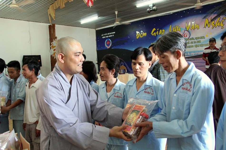 Phật tử sẻ chia tới bệnh nhân Bệnh viện Nhân Ái ảnh 1 a giaoluu.jpg