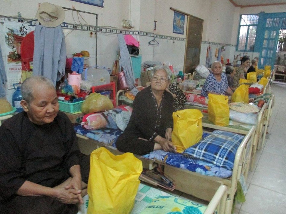 Trao quà đến 140 cụ già neo đơn ảnh 1 unnamed.jpg