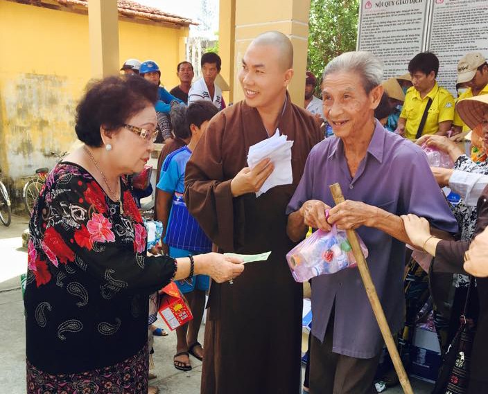 Chia sẻ khó khăn với bà con vùng nhiễm mặn, hạn hán ảnh 1 vgiang2.jpg