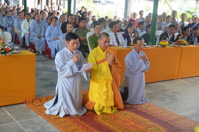 ĐĐ.Tâm Mẫn “nhất bộ nhất bái” về quê lập chùa ảnh 2 tantay06.jpg