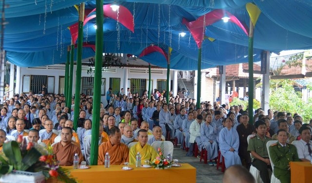 ĐĐ.Tâm Mẫn “nhất bộ nhất bái” về quê lập chùa ảnh 3 tantay09.jpg